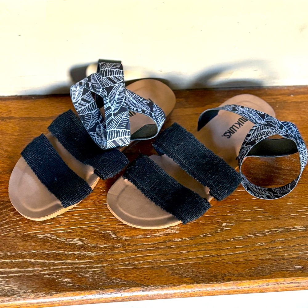 Mukluks Sandals gently used size 8 elastic ankle wrap, comfortable soles